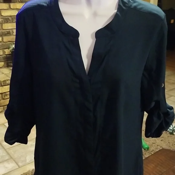 🌺NEW YORK & COMPANY V-neck- Roll-Sleeve Button-Down - Picture 7 of 12